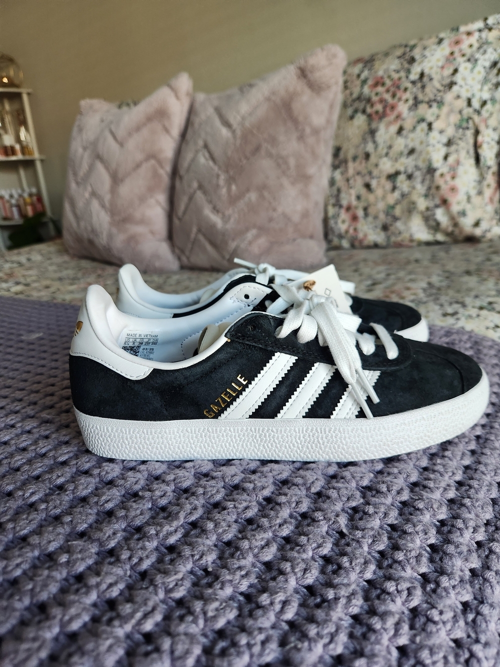 Sz 5.5 Adidas Gazelle Black & White Suede Sneakers - Picture 1 of 6